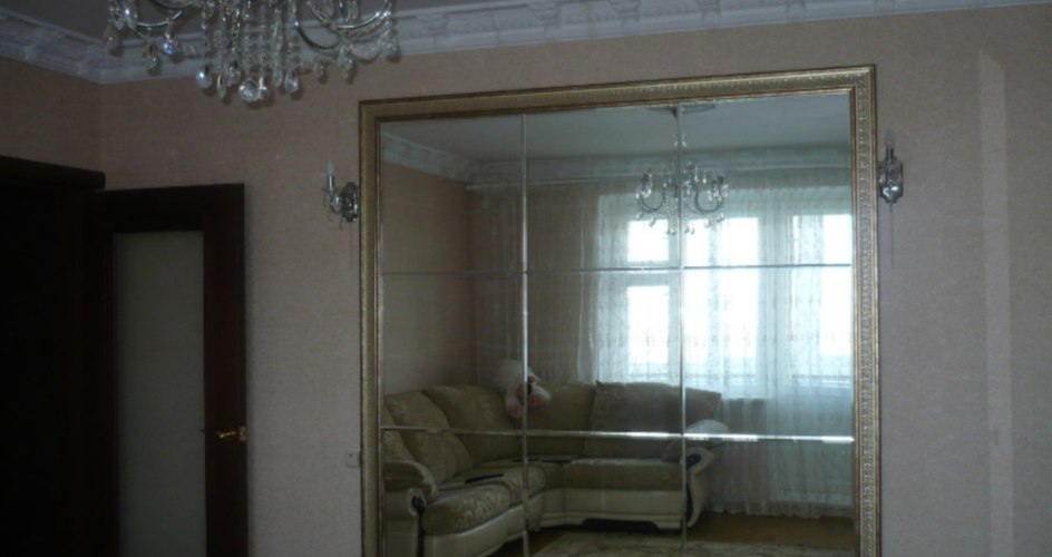 Настенное зеркало. Цена 30 тыс. руб.